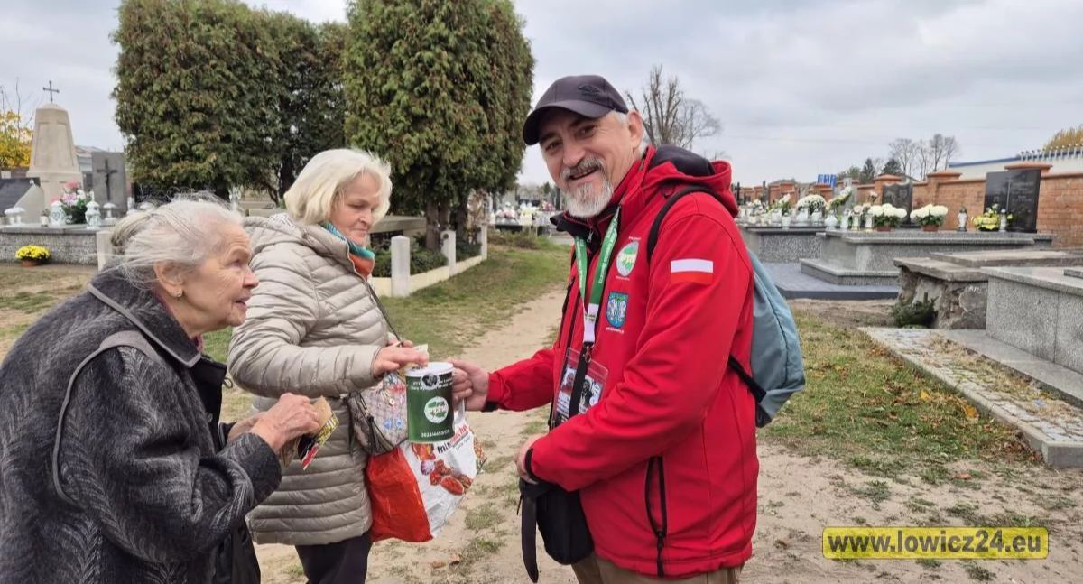 Na łowickich cmentarzach trwa kwesta na rzecz ratowania zabytkowych grobów (foto)
