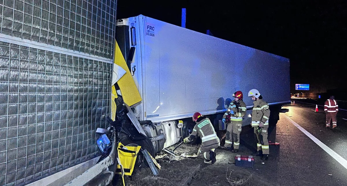 Niebezpiecznie na A2. TIR uderzył w bariery energochłonne (foto)