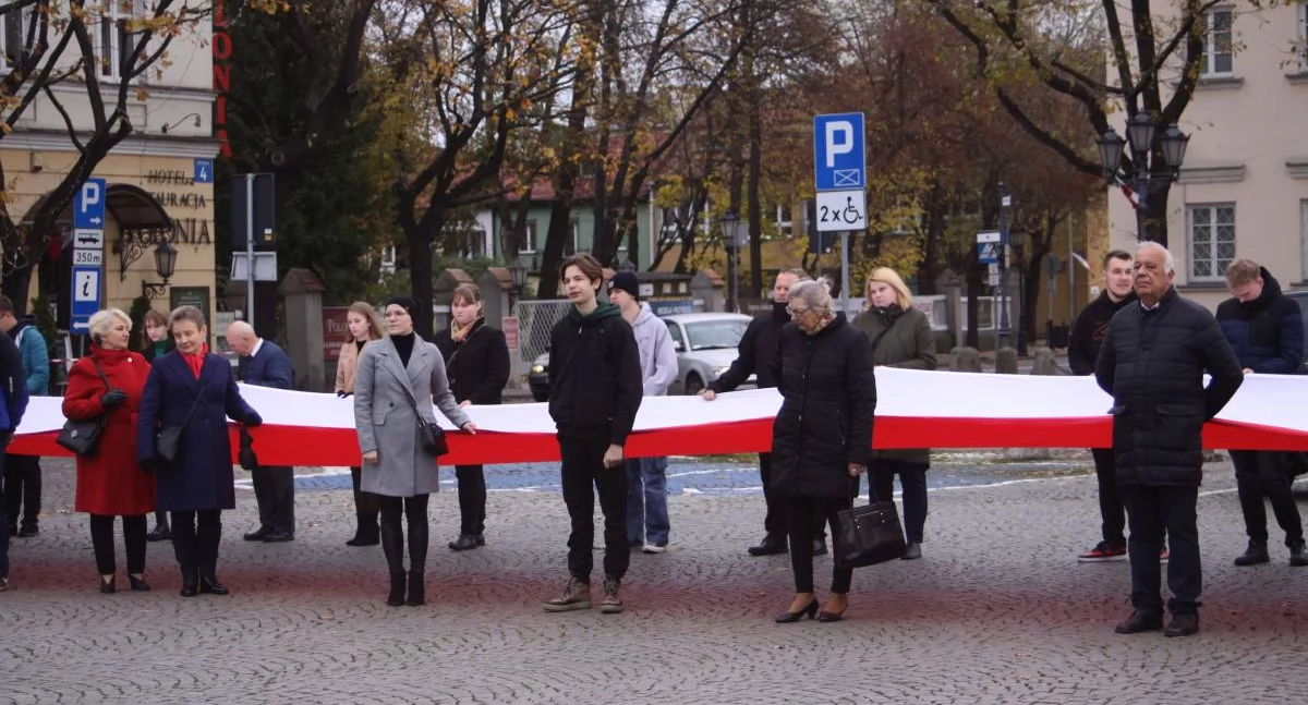 Ulicami Łowicza poniosą 50-metrową Flagę dla Niepodległej