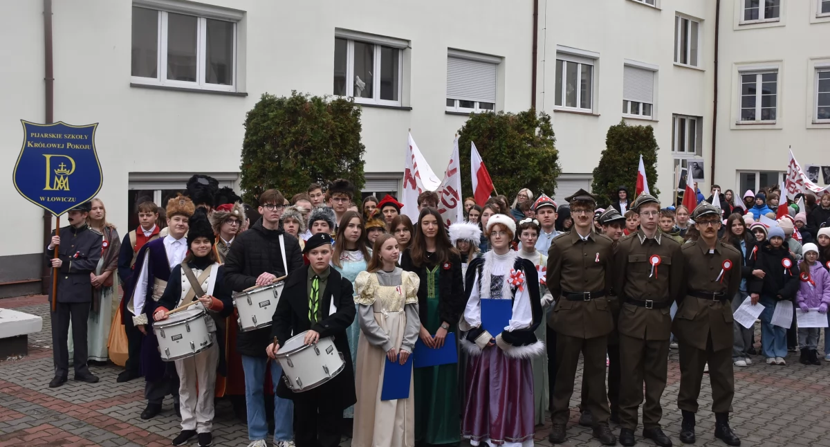 Patriotyczny pochód uczniów Pijarskich Szkół Królowej Pokoju (foto, film)