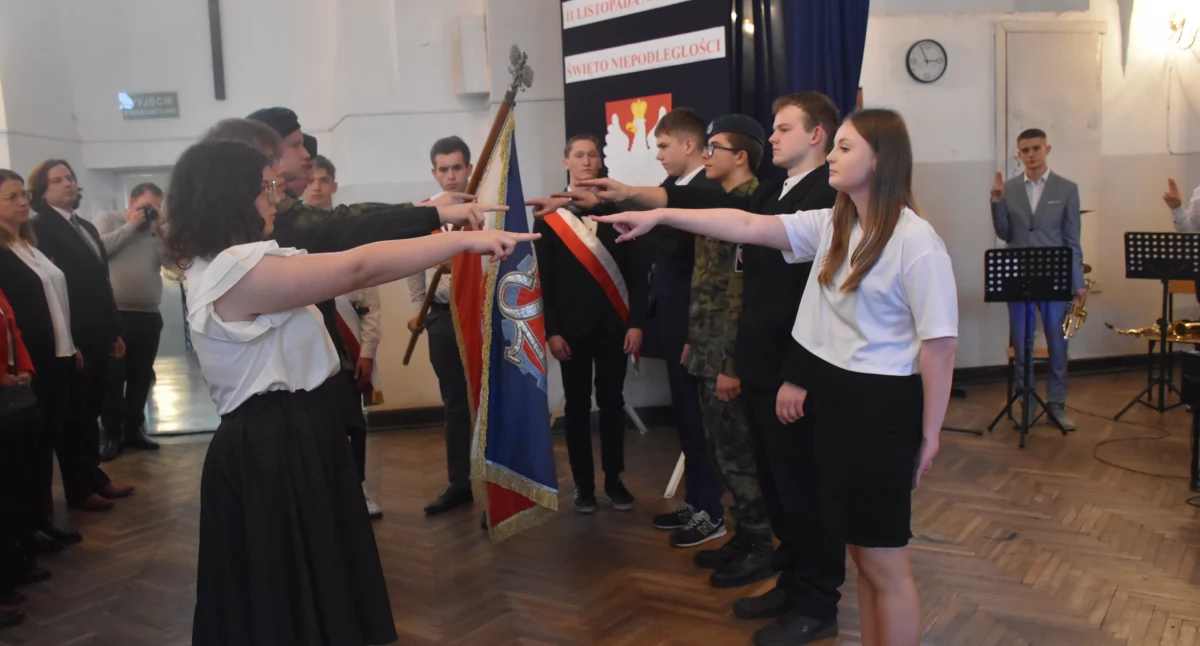 Uczniowie klas pierwszych z ZST ślubowali na sztandar (foto,film)