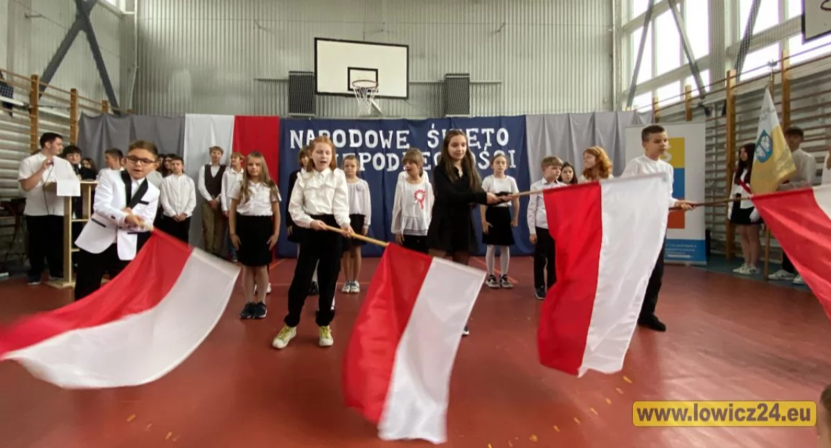 Szkoła Podstawowa nr 7 w Łowiczu uczciła Dzień Niepodległości (foto, film)