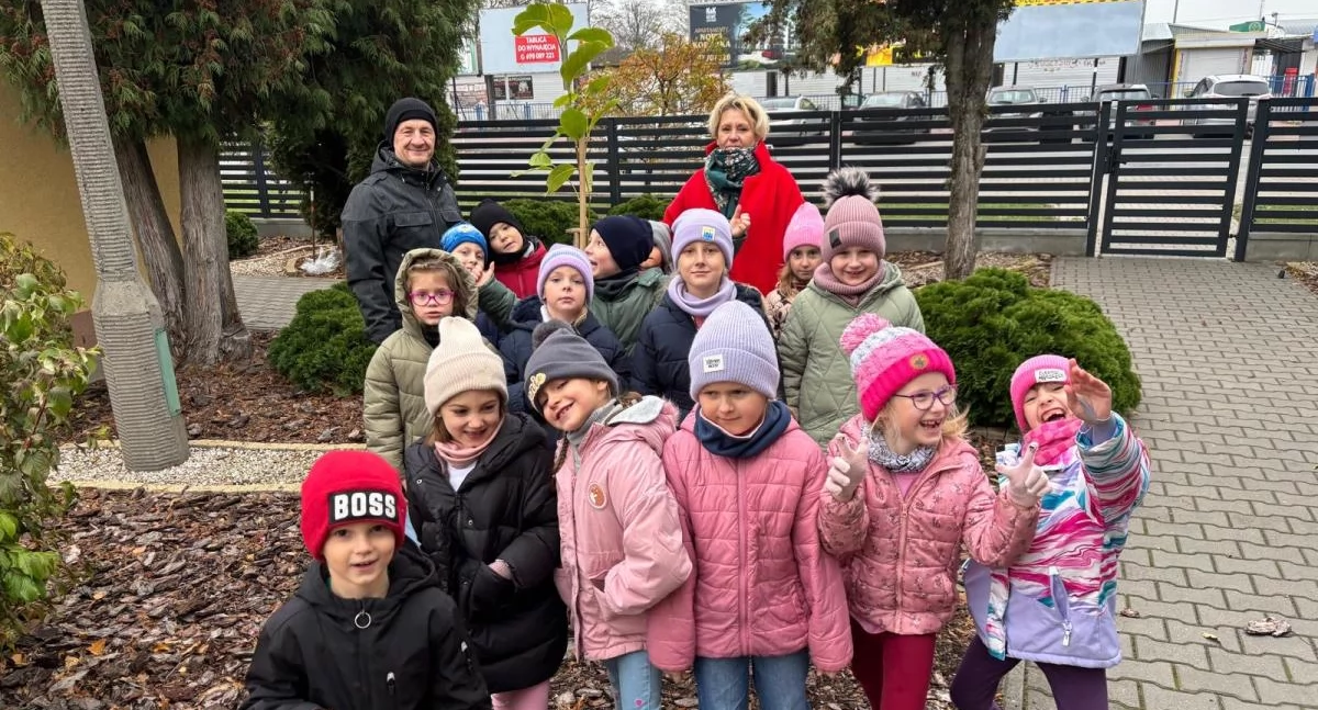 Przedszkolaki ze „Słoneczka” sadzą drzewa (foto)