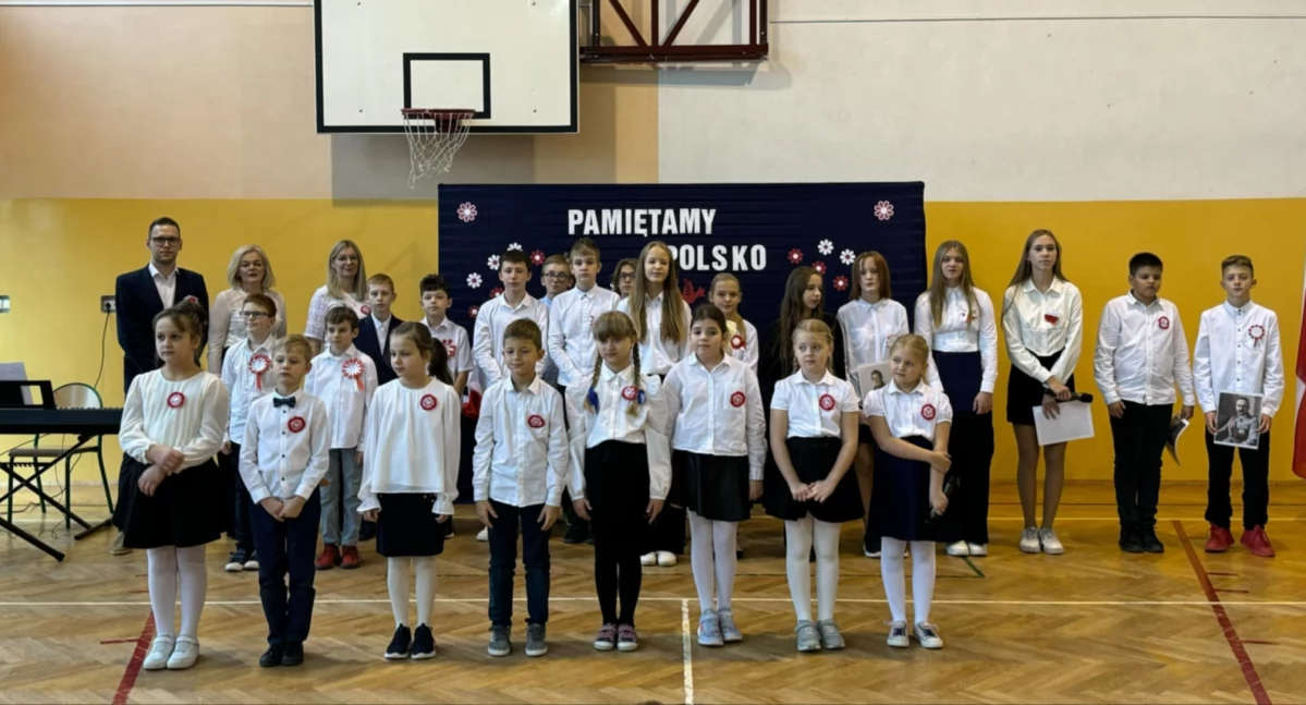 Patriotyczna akademia w Szkole Podstawowej w Niedźwiadzie (foto,film)