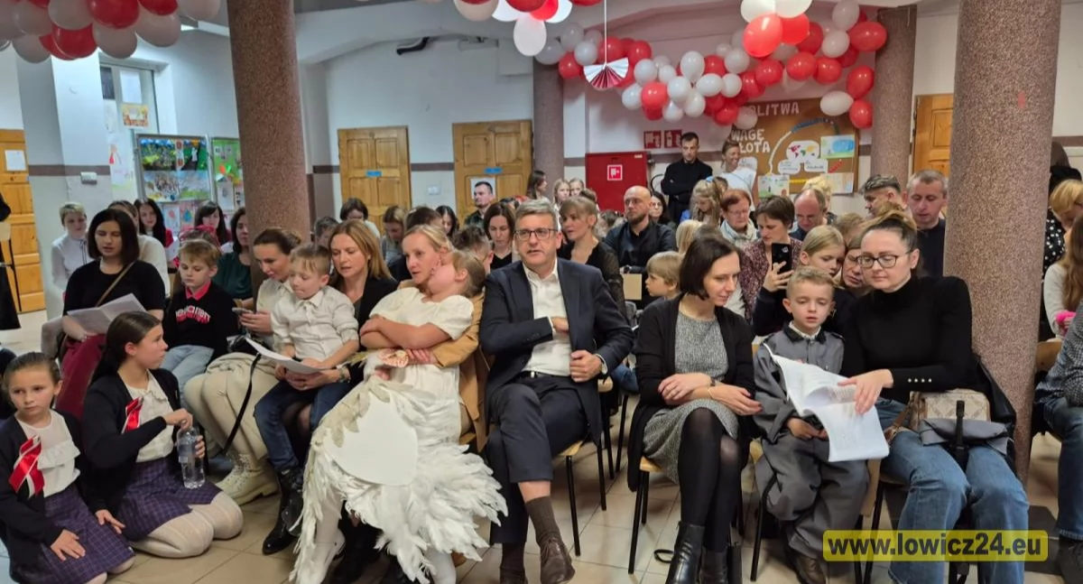 W Szkołach Pijarskich wspólnie śpiewali ku czci Niepodległej (foto, film)