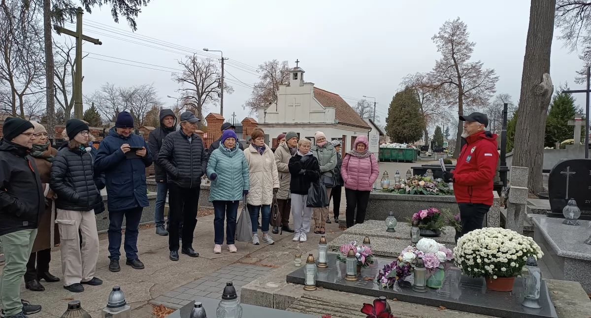 „Pokój ich cieniom”. Zdzisław Kryściak oprowadził po cmentarzu katedralnym (foto)