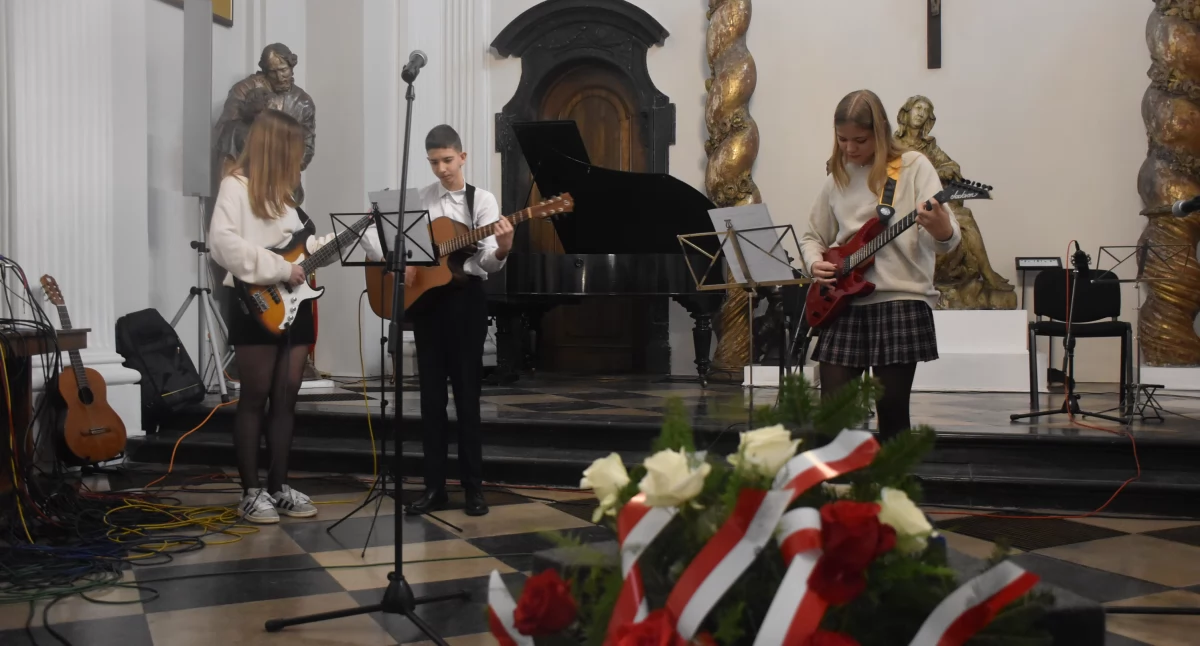 Patriotyczny koncert uczniów Centrum Edukacji Muzycznej (foto, film)