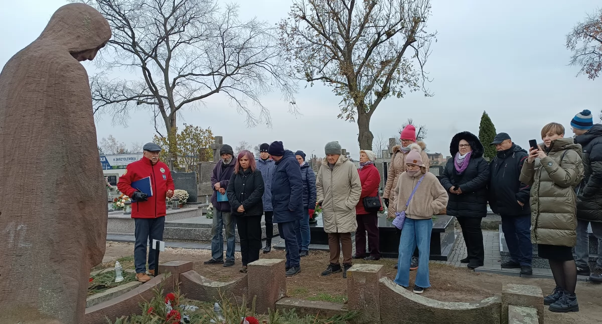 „Pokój ich cieniom”. Spacer po cmentarzu Emaus (foto)