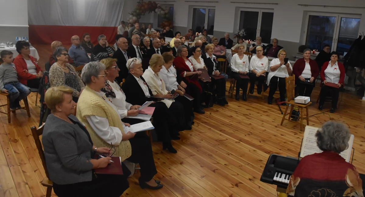 Patriotyczne śpiewanie w gminie Bielawy (foto,film)