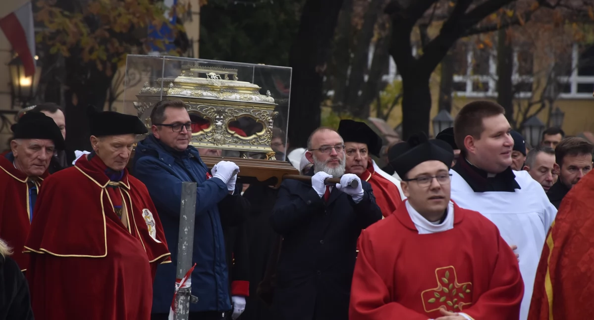 Procesja z relikwiami św. Wiktorii przeszła ulicami Łowicza (foto,film)