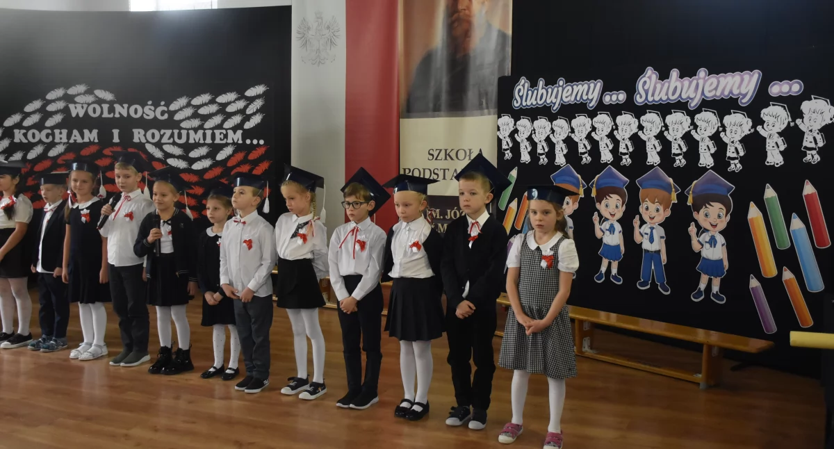Ślubowanie pierwszoklasistów w Szkole Podstawowej w Błędowie (foto,film)
