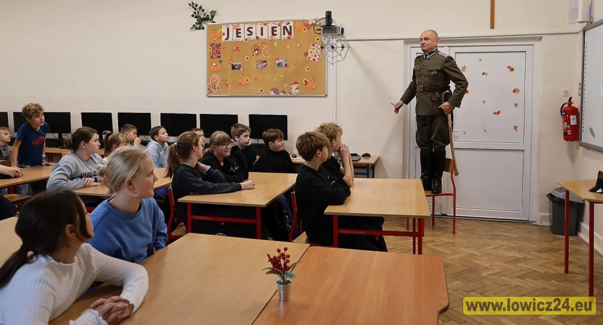 Dzień obronności i patriotyzmu w SP nr 1. Lekcja historii w wydaniu Zbigniewa Zagajewskiego (foto, film)