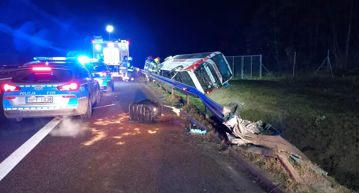 Kalenice. Wypadek autokaru na autostradzie A2. Są osoby poszkodowane (foto)