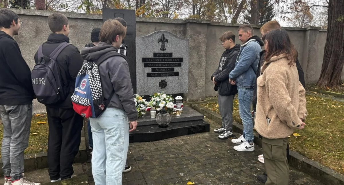 Uczniowie ZST pamiętają o bohaterach poległych za Ojczyznę! (foto)
