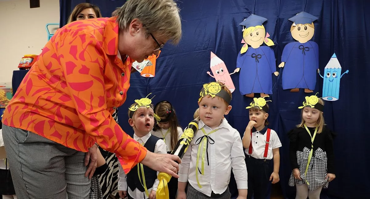 Pasowanie na przedszkolaka w przedszkolu Pszczółka Maja w Łowiczu (foto, film)