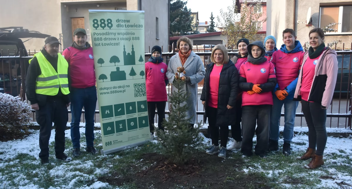 Akcja „888 drzew dla Łowicza” w SP nr 2. SKKT „A-da-sie” zasadził świerki (foto)