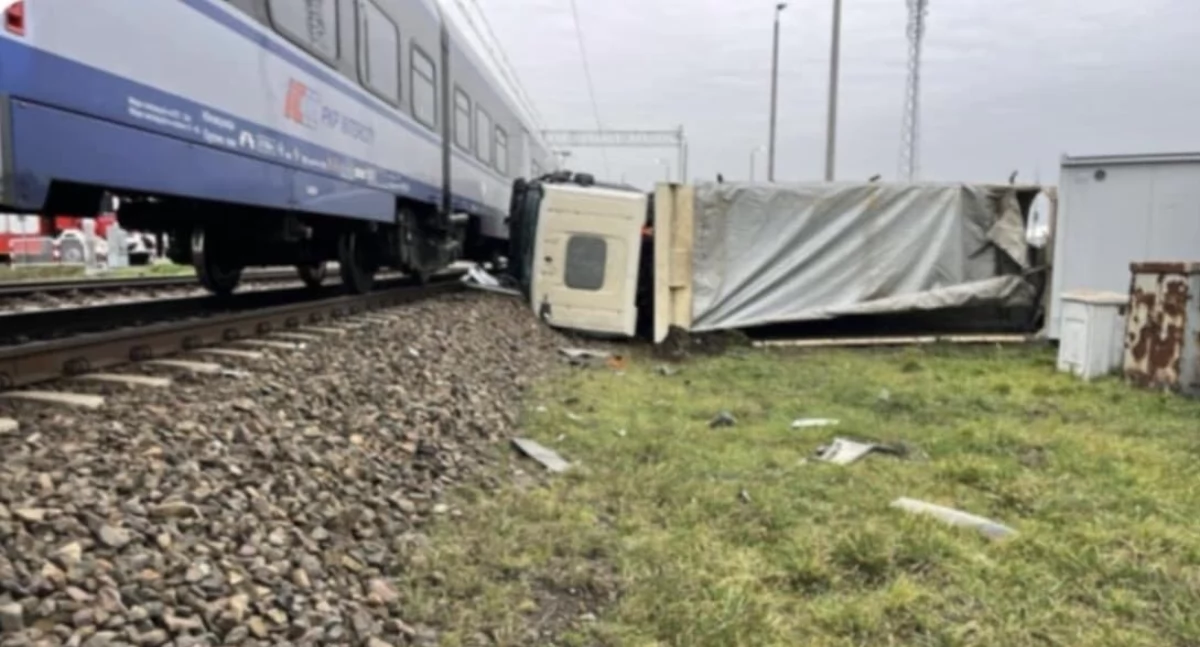 Ważne! Utrudnienia w ruchu pociągów po kolizji w rejonie Łowicza (foto)