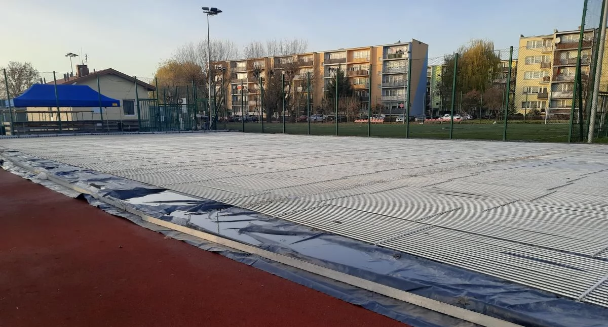 Lodowisko w Łowiczu. Trwają przygotowania, znamy planowaną datę otwarcia, cennik i godziny otwarcia (foto)