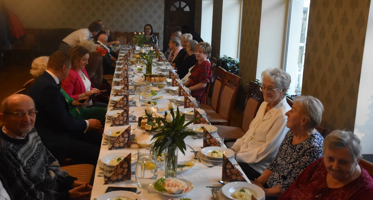 Mikołajkowe spotkanie w ramach akcji „Zjedz obiad z seniorem” (foto,film)