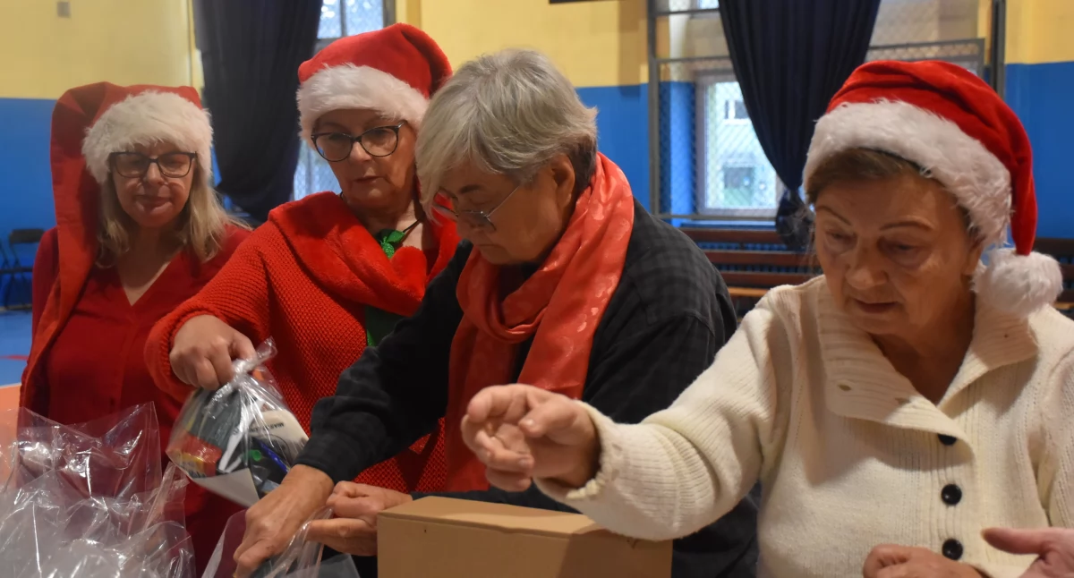 Seniorzy z Łowickiego Uniwersytetu Trzeciego Wieku pakują paczki dla dzieci (foto,film)