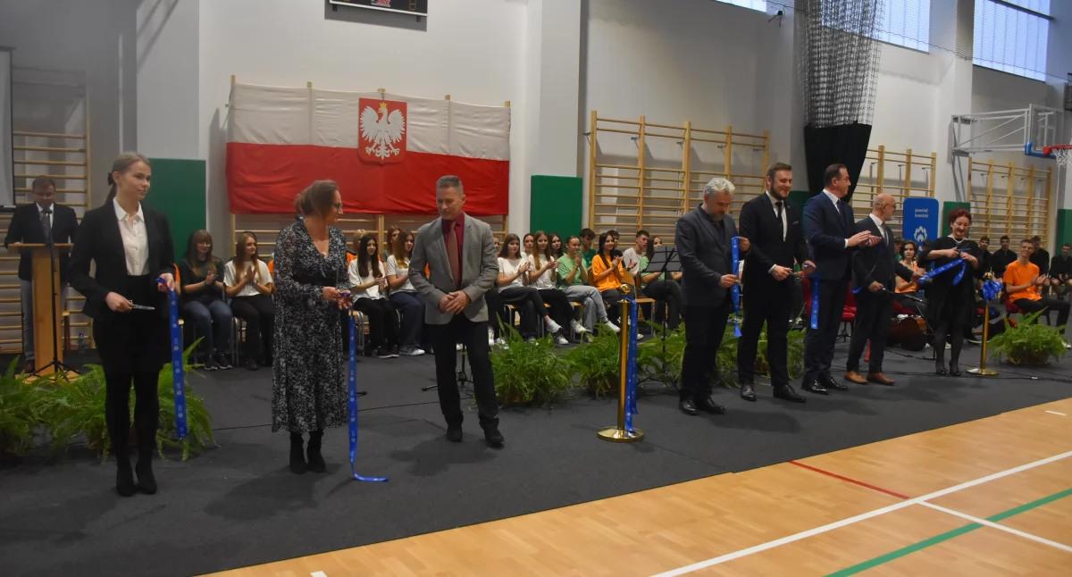 Oficjalne otwarcie hali sportowej w Zespole Szkół Ponadpodstawowych nr 4 w Łowiczu (foto,film)