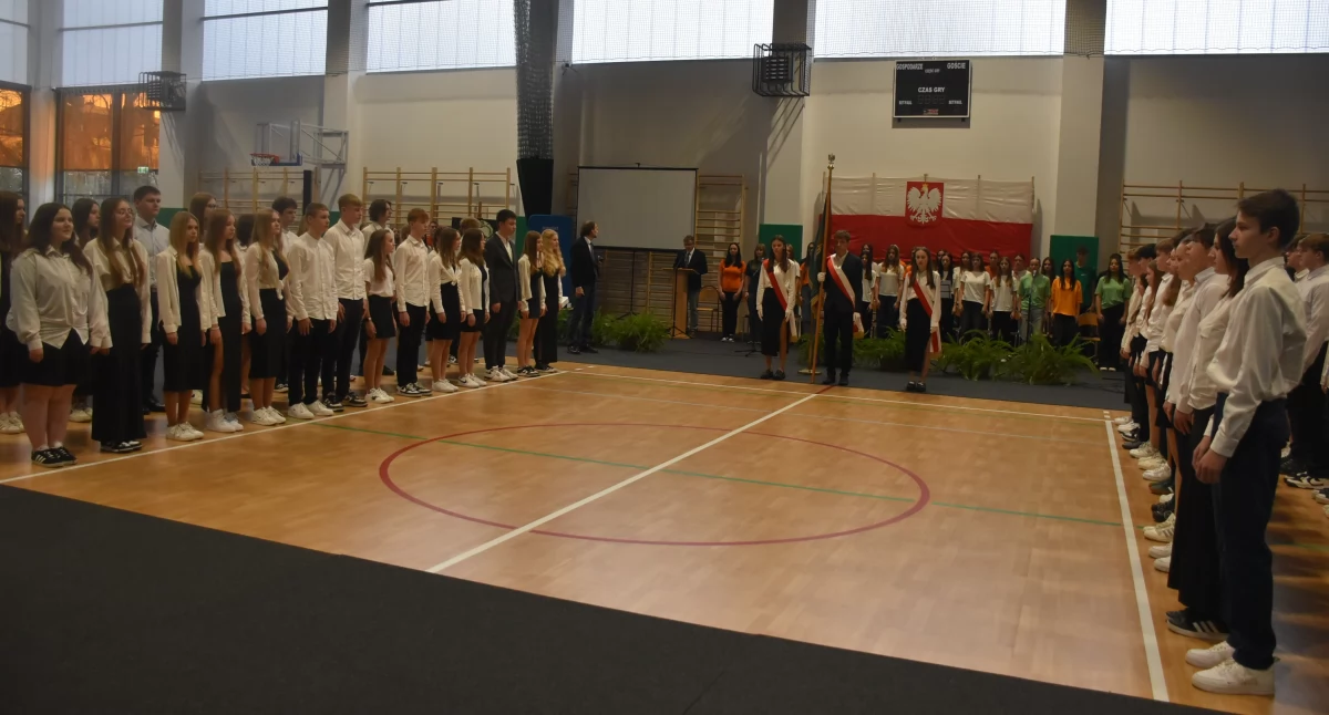 Ślubowanie uczniów klas pierwszych w ZSP nr 4 w Łowiczu (foto,film)