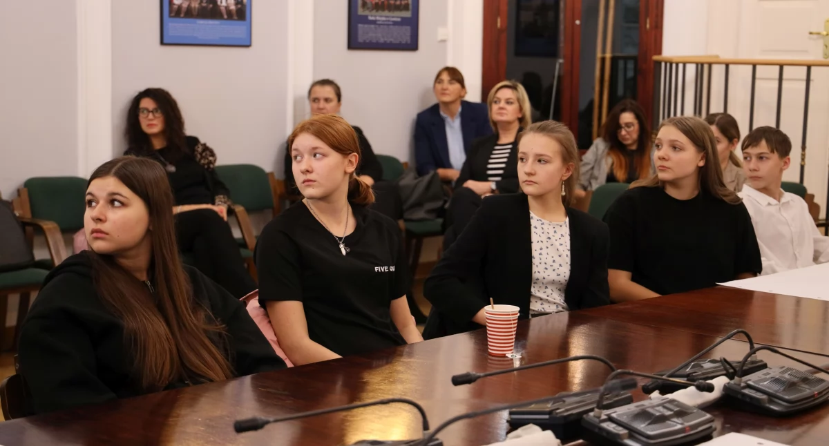 Uczniowie łowickich szkół na spotkaniu w sprawie strategii rozwoju Łowicza (foto)