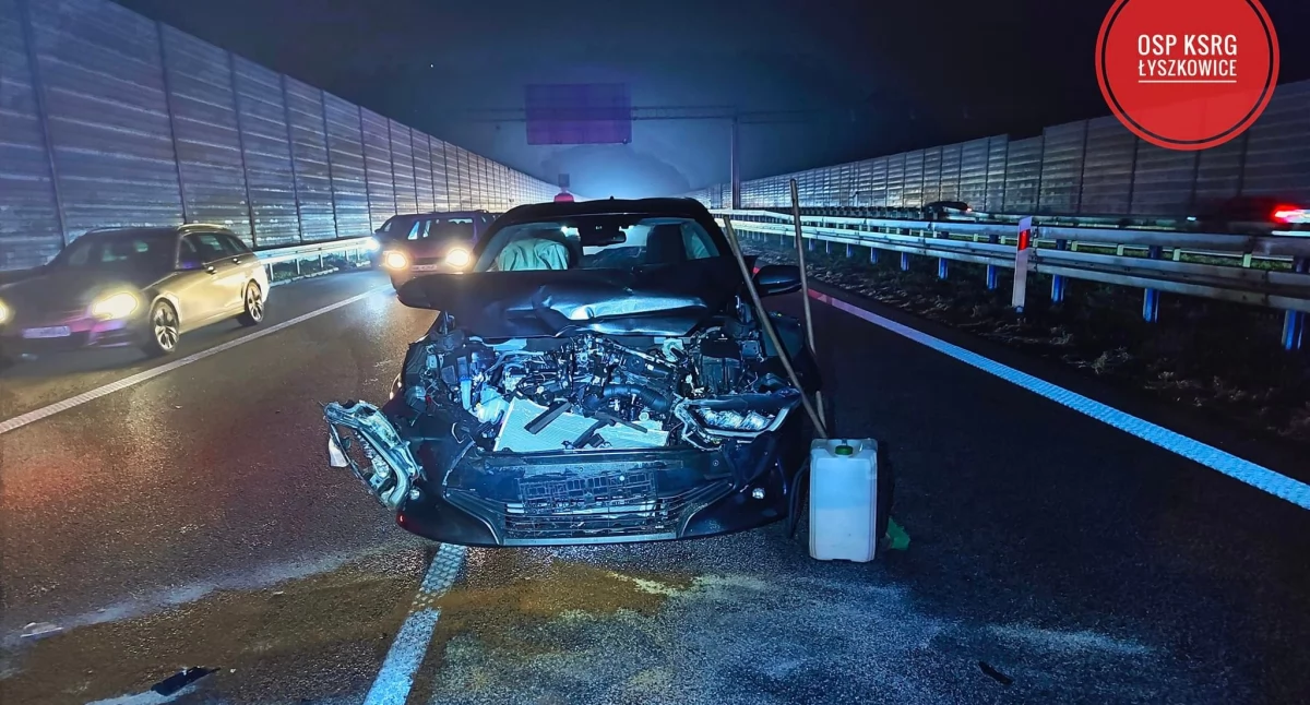 Kolizja na A2. Toyota uderzyła w peugeota