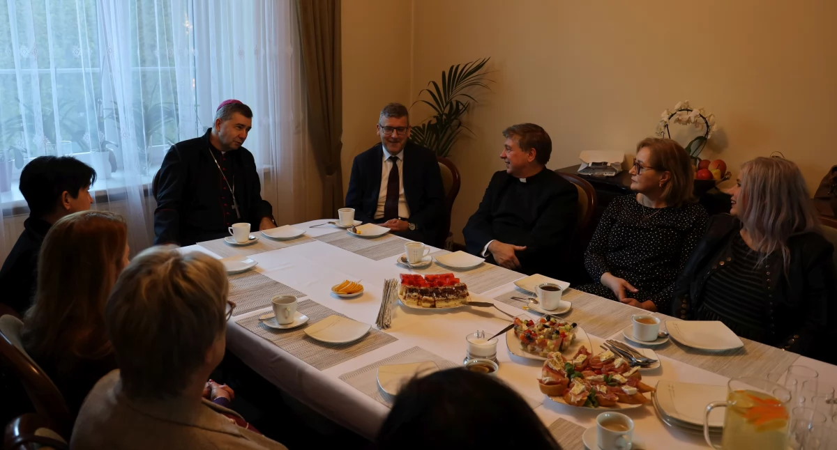 Wizytacja biskupa w parafii katedralnej w Łowiczu. Spotkanie z dyrektorami szkół i przedszkoli (foto)