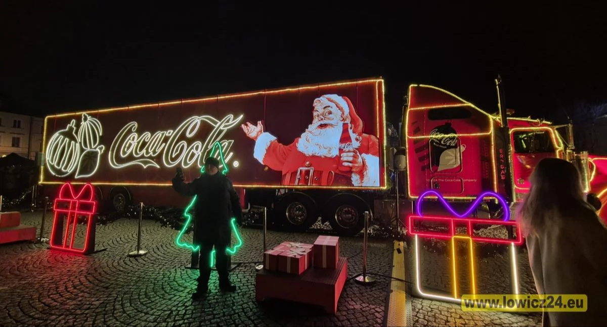 Świąteczna ciężarówka Coca-Coli zaparkowała w Łowiczu (foto, film)