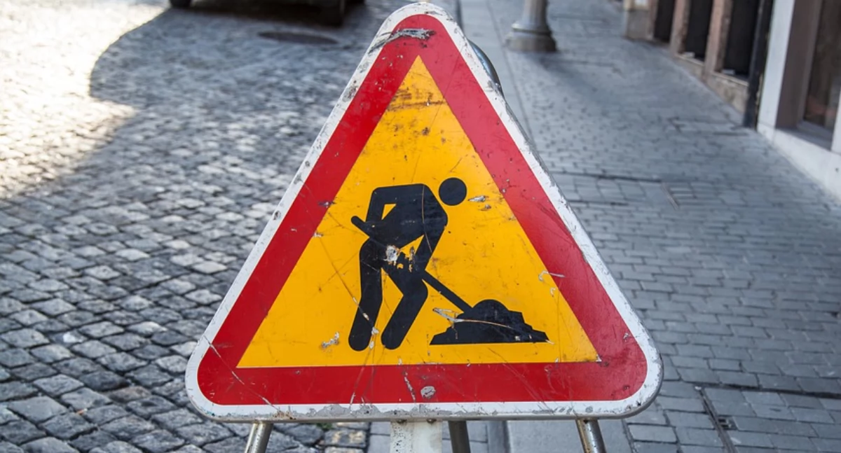 Znaki ostrzegawcze na drodze - jak je rozpoznać i co oznaczają?