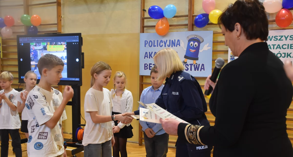 Uroczyste podsumowanie Policyjnej Akademii Bezpieczeństwa w SP nr 3 w Łowiczu (foto,film)