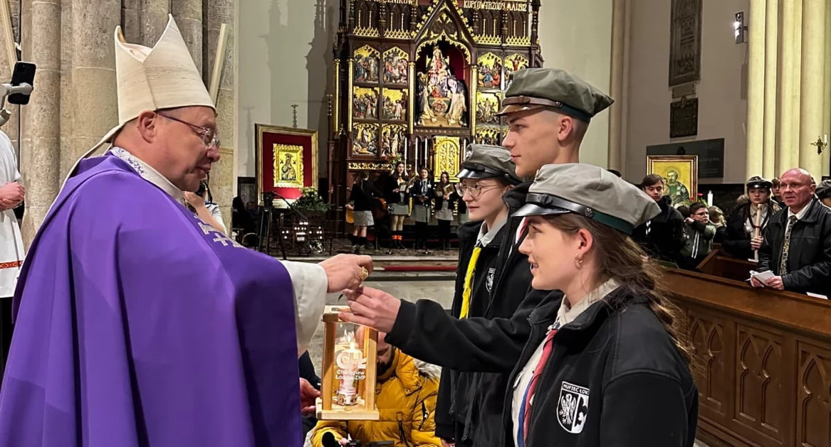 Harcerze z Hufca ZHP Łowicz odebrali Betlejemskie Światło Pokoju! (foto)