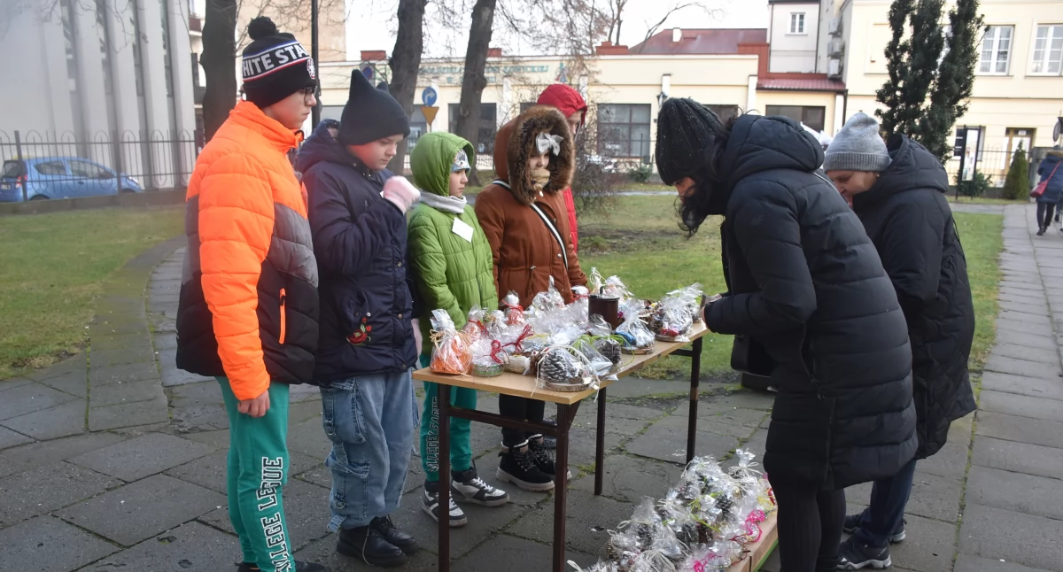 Kiermasz świąteczny młodzieży ze Świetlicy „Słonko”. Sukces i wsparcie dla działalności placówki