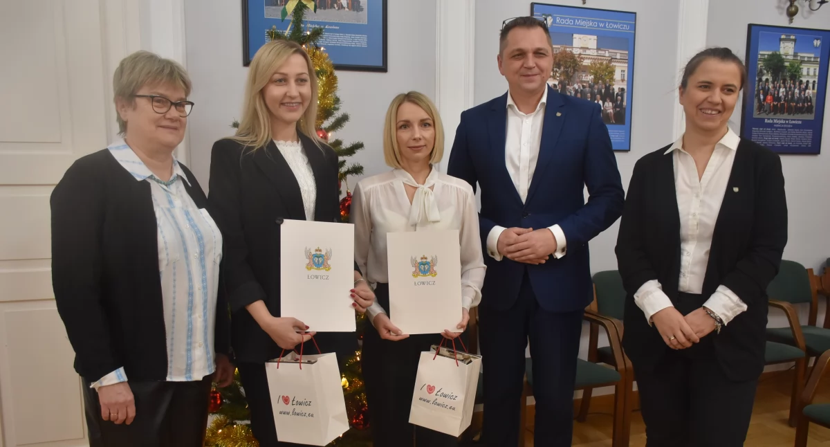 Wręczenie aktów nadania stopnia nauczyciela mianowanego w Urzędzie Miasta (foto)