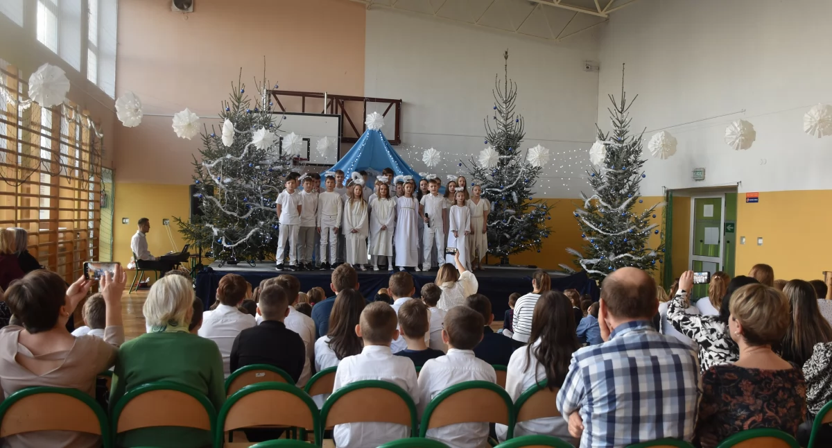 Świąteczne przedstawienie „Niebiański Przyjaciel” w Szkole Podstawowej w Niedźwiadzie (foto,film)
