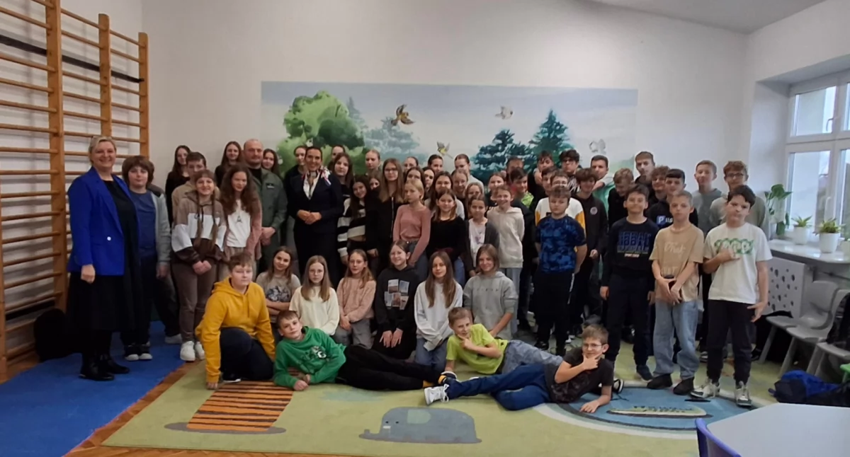 Spotkanie z pilotem i stewardesą w Szkole Podstawowej w Bednarach (foto)