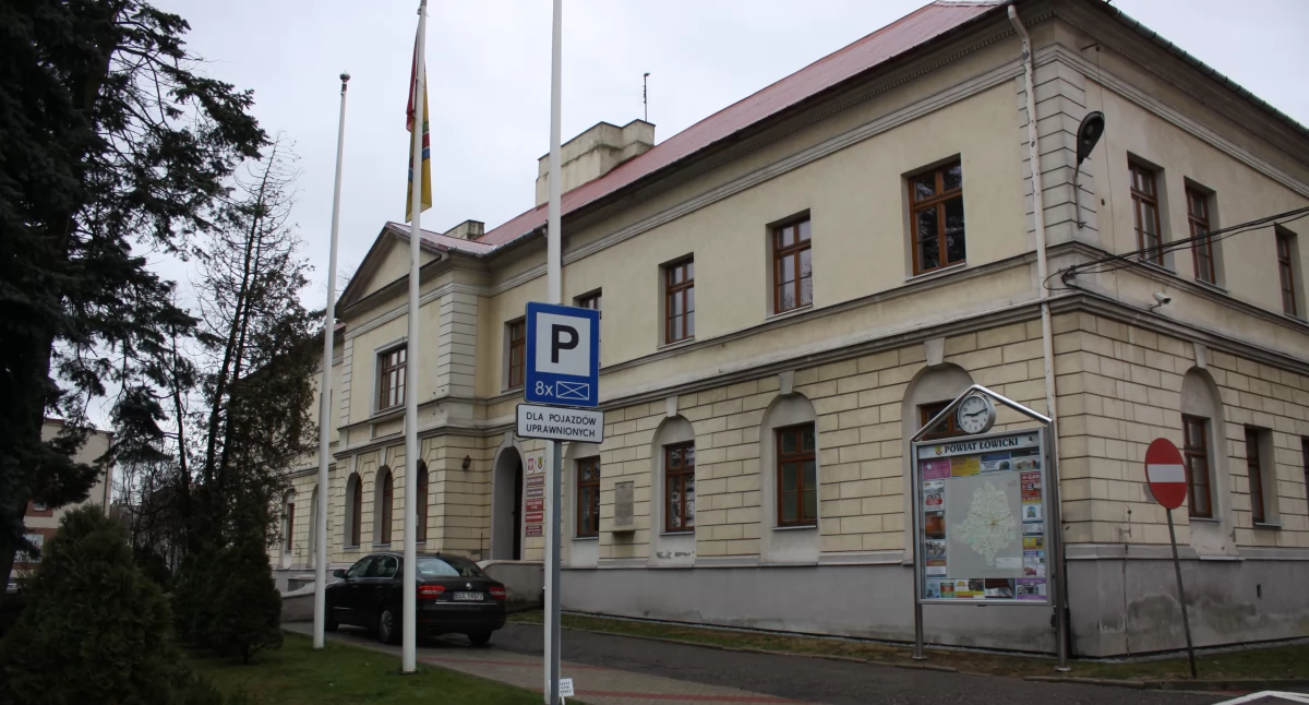 Rada Powiatu Łowickiego przyjęła budżet na 2025 rok. Jakie inwestycje zaplanowano?