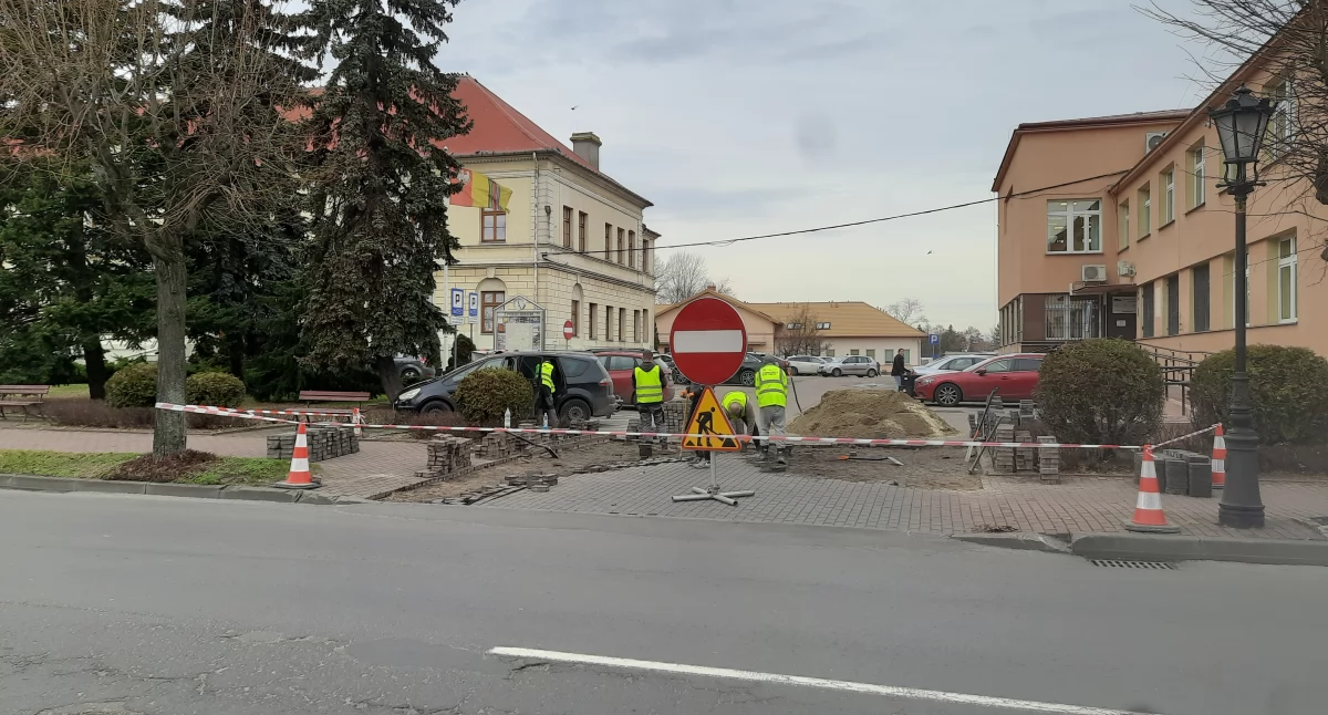 Utrudnienia dla kierowców przed Starostwem Powiatowym w Łowiczu (foto)