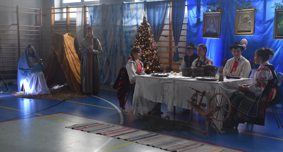 Łowickie jasełka w Zespole Szkół Ponadpodstawowych nr 3 w Łowiczu (foto,film)
