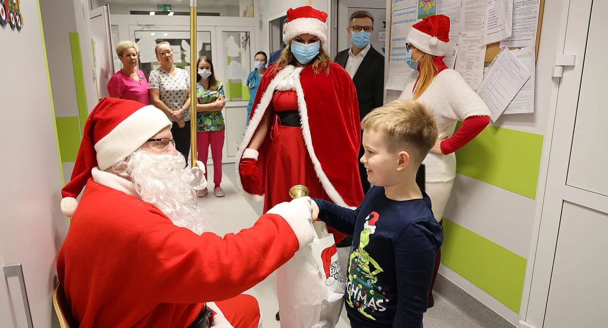 Święty Mikołaj w łowickim szpitalu. Niezwykła niespodzianka dla małych pacjentów (foto)