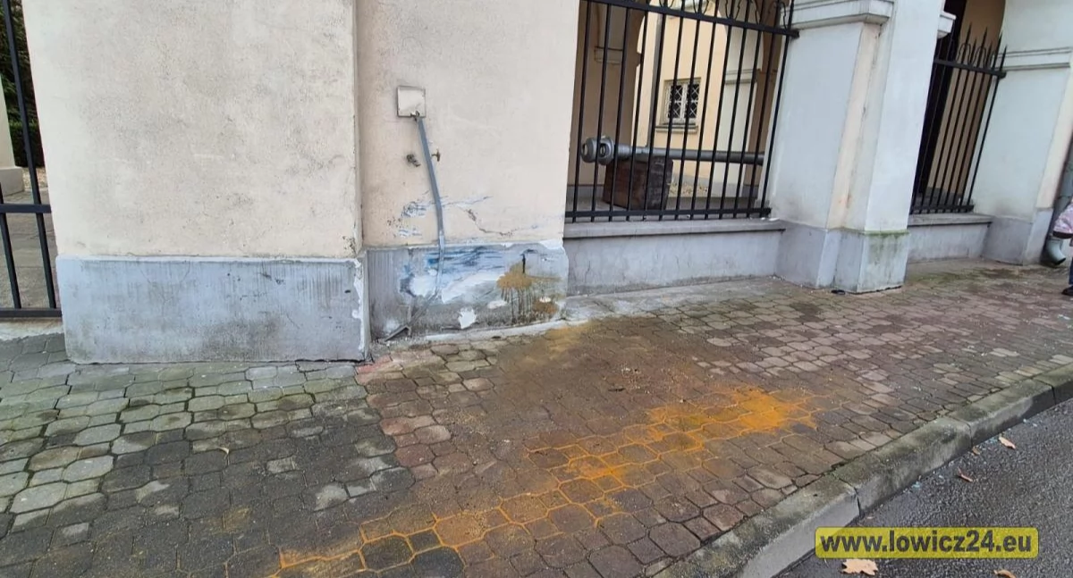 Nastolatek wjechał w budynek łowickiego muzeum (foto)