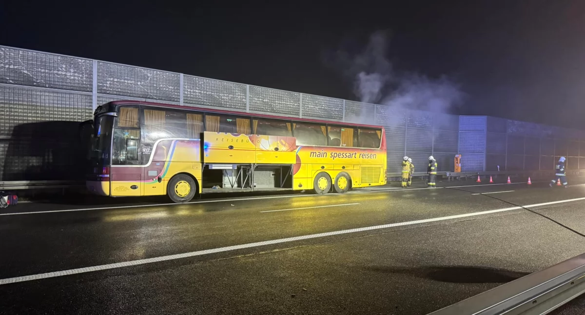 Pożar autokaru na autostradzie A2. Ponad 20 strażaków w akcji
