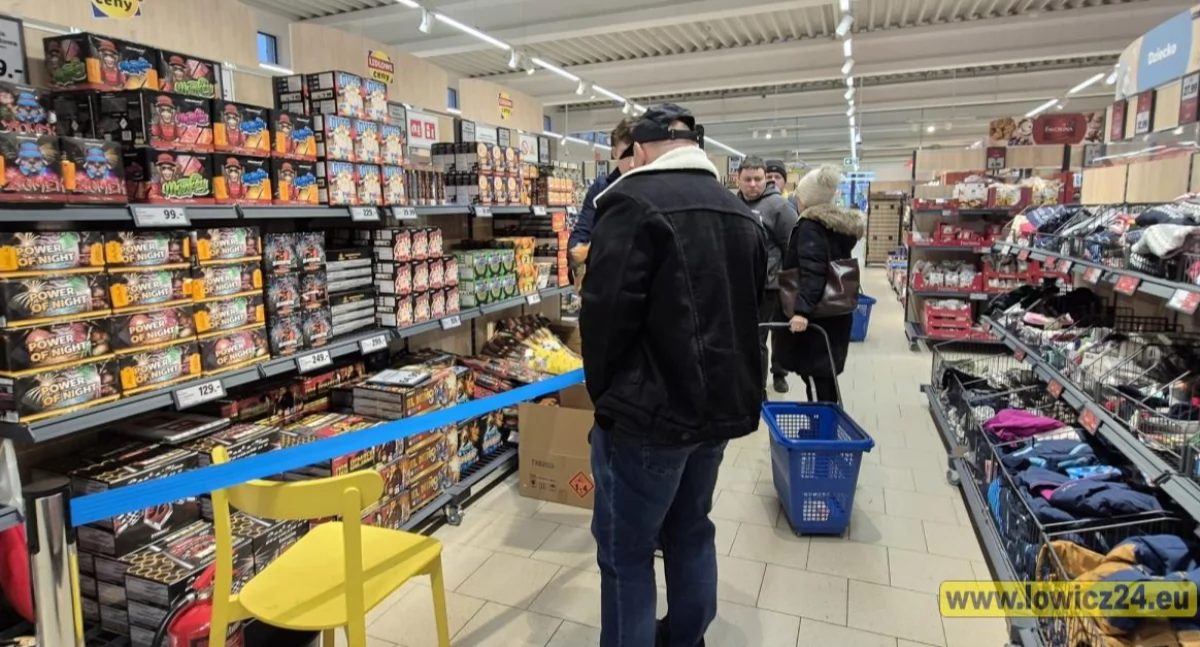 Duży wybór fajerwerków w Łowiczu. Ile muszą zapłacić fani hucznego świętowania? (foto)