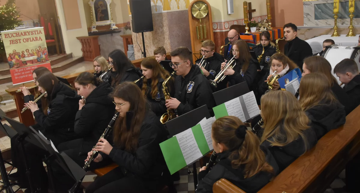 Łyszkowice. Koncert kolęd i pastorałek w wykonaniu Gminnej Orkiestry Dętej (foto,film)
