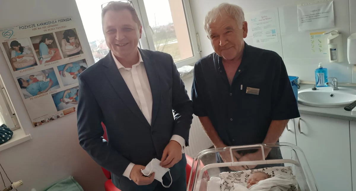 Burmistrz powitał Aleksandra, pierwszego łowiczanina urodzonego w 2025 roku (foto)