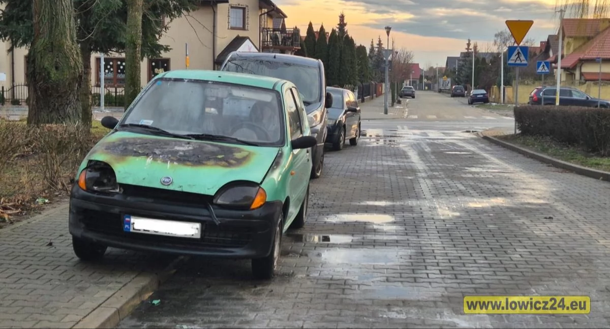 Łowicz. Pożar osobówki na Bratkowicach