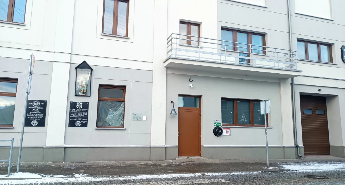 Nowoczesne AED na budynku OSP w Łowiczu (foto)