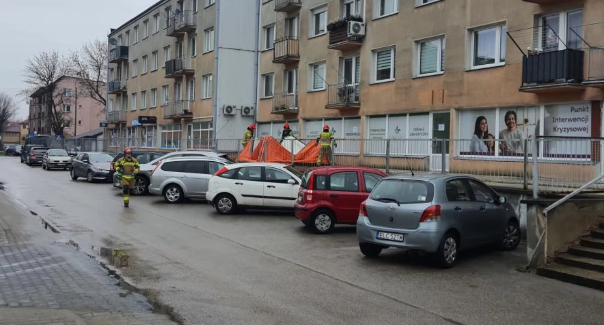 Dramat na osiedlu Dąbrowskiego! Służby uratowały staruszkę (foto, film)