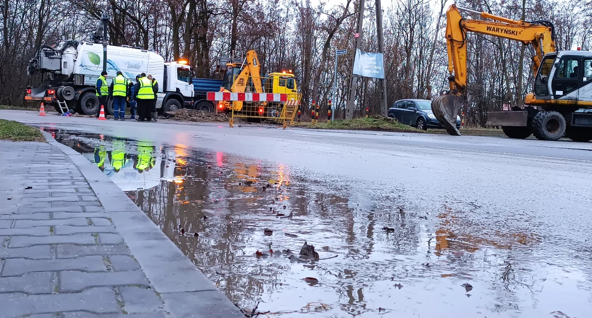 Awaria wodociągowa na ul. Powstańców w Łowiczu. Prace naprawcze trwają (foto)